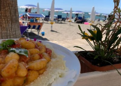 Gnocchi con pomodoro in spiaggia