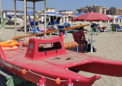 Canoa salvataggio in spiaggia