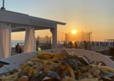 Spaghetti allo scoglio in spiaggia